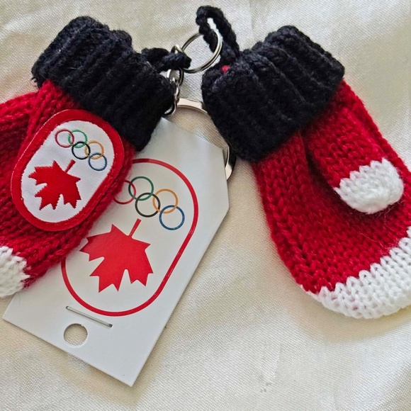 OLYMPICS OFFICIAL KEY CHAIN, ADORABLE MINIATURE MITTENS, YOUTH DESIGN, 2012 CDN - Picture 3 of 3
